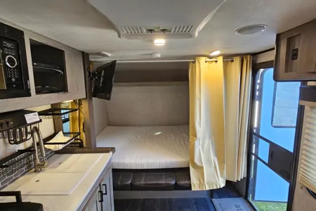 22ft Light Weight Travel Trailer