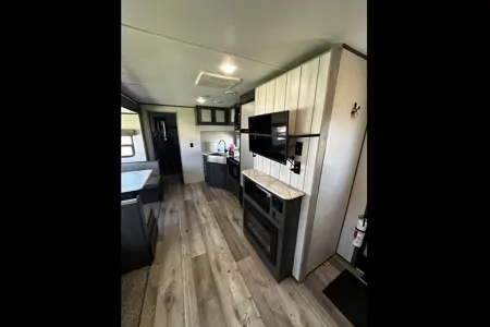 Family Friendly with a Master Bathroom 34'Trailer