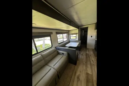 Family Friendly with a Master Bathroom 34'Trailer