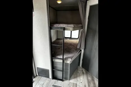 Family Friendly with a Master Bathroom 34'Trailer