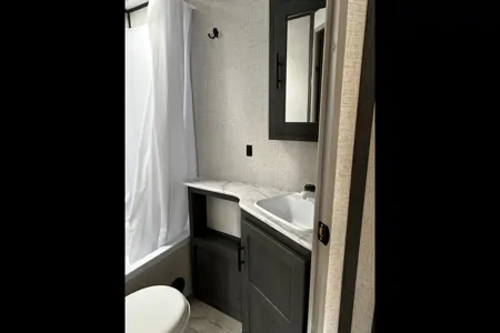 Family Friendly with a Master Bathroom 34'Trailer
