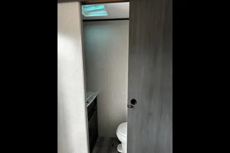 Family Friendly with a Master Bathroom 34'Trailer