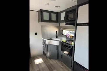 Family Friendly with a Master Bathroom 34'Trailer