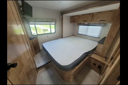 Coachmen Leprechaun Classe C