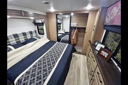 DURANGO 2 Bedrooms & 2 FULL Bath Bunkhouse w/ Outdoor Kitchen!!