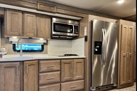 Lawrence's Thor Motor Coach 37FH Class A