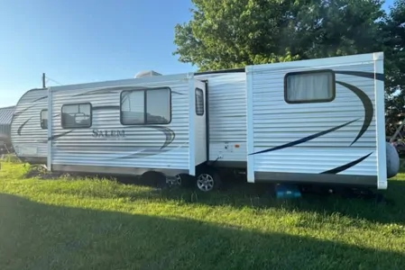 Travel Trailer w/ Outdoor Kitchen & 2 Slideouts