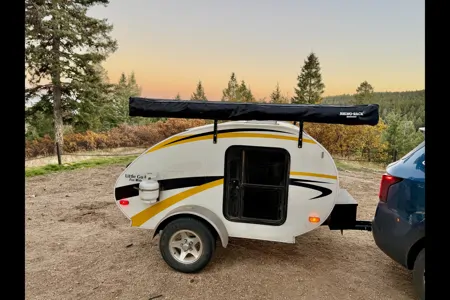 Cozy Teardrop – Fully Stocked Comfort with Shower, Solar & Starlink