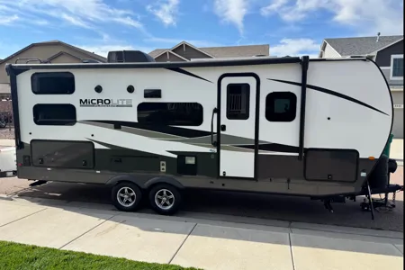 Like New Family Bunkhouse. Solar, Big Battery, Outdoor Grill & Free Extra