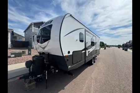 Like New Family Bunkhouse. Solar, Big Battery, Outdoor Grill & Free Extra