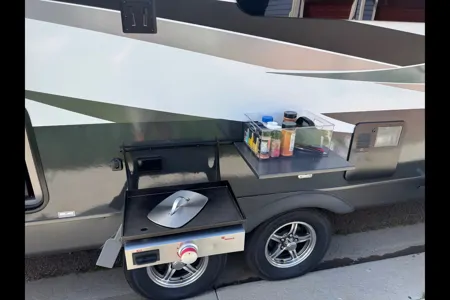 Like New Family Bunkhouse. Solar, Big Battery, Outdoor Grill & Free Extra
