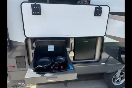 Like New Family Bunkhouse. Solar, Big Battery, Outdoor Grill & Free Extra