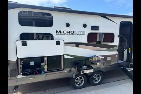 Like New Family Bunkhouse. Solar, Big Battery, Outdoor Grill & Free Extra