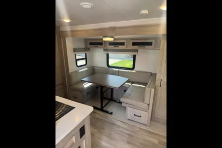 Like New Family Bunkhouse. Solar, Big Battery, Outdoor Grill & Free Extra