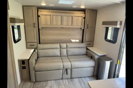 Like New Family Bunkhouse. Solar, Big Battery, Outdoor Grill & Free Extra