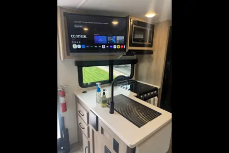 Like New Family Bunkhouse. Solar, Big Battery, Outdoor Grill & Free Extra