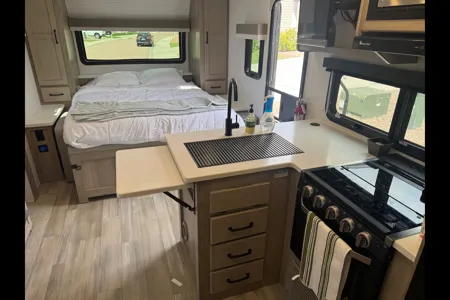 Like New Family Bunkhouse. Solar, Big Battery, Outdoor Grill & Free Extra