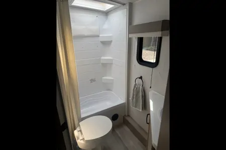 Like New Family Bunkhouse. Solar, Big Battery, Outdoor Grill & Free Extra