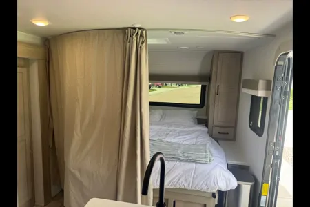 Like New Family Bunkhouse. Solar, Big Battery, Outdoor Grill & Free Extra