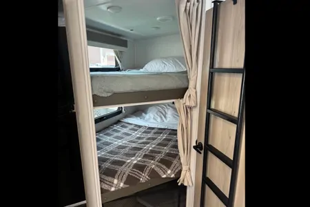 Like New Family Bunkhouse. Solar, Big Battery, Outdoor Grill & Free Extra