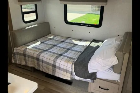 Like New Family Bunkhouse. Solar, Big Battery, Outdoor Grill & Free Extra