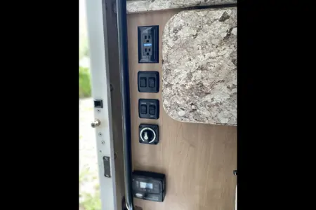 Four Winds 22E Class C