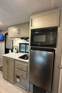 CL06 Keystone 17B Travel Traile