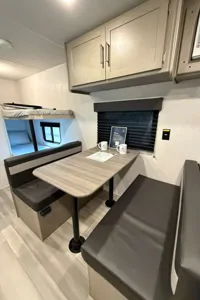 CL06 Keystone 17B Travel Traile