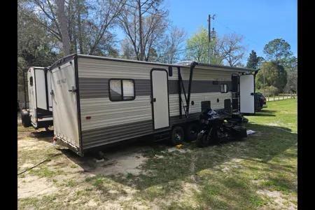 Grey wolf toy hauler