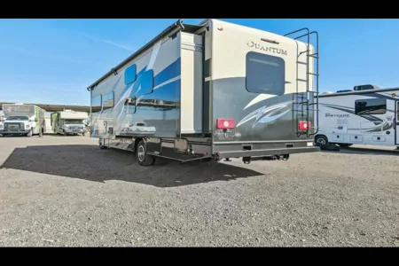 2022 Thor Quantum LF31: Luxurious Family Travel!