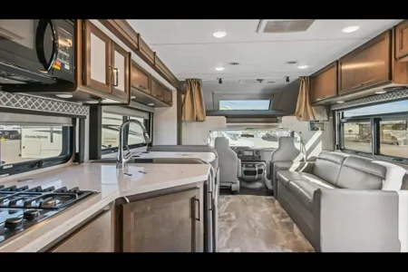 2022 Thor Quantum LF31: Luxurious Family Travel!