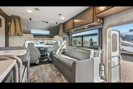 2022 Thor Quantum LF31: Luxurious Family Travel!