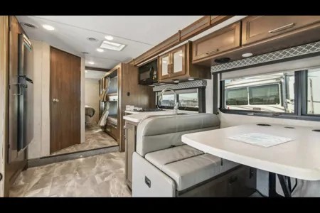 2022 Thor Quantum LF31: Luxurious Family Travel!