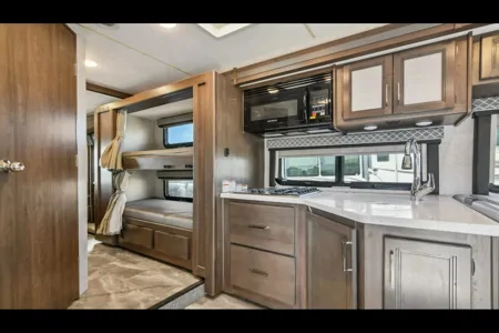 2022 Thor Quantum LF31: Luxurious Family Travel!