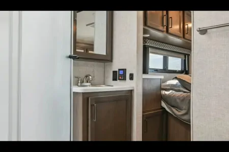 2022 Thor Quantum LF31: Luxurious Family Travel!