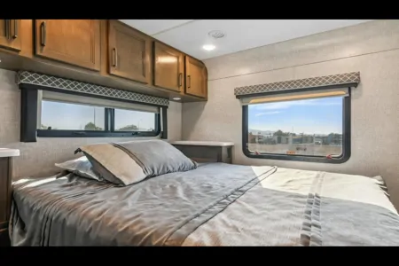 2022 Thor Quantum LF31: Luxurious Family Travel!