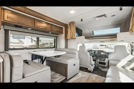 2022 Thor Quantum LF31: Luxurious Family Travel!