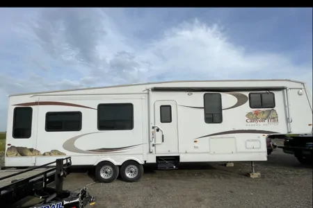 Canyon Trail Sedona Series M-33FSBI Fifth wheel