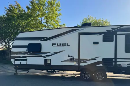 2021 30ft. Toy hauler with free kayaks and paddle boards