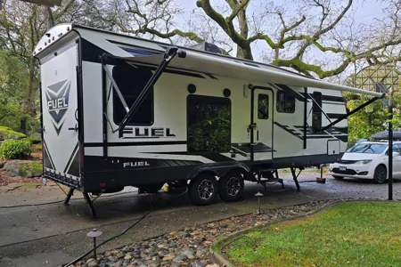 2021 30ft. Toy hauler with free kayaks and paddle boards