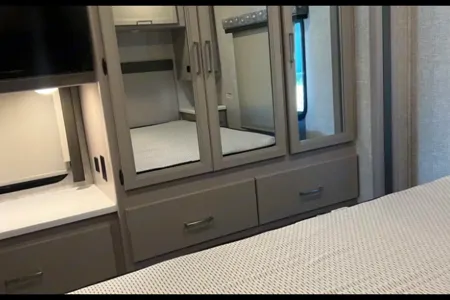 34*NEW*Thor Windsport 8-SLEEPER-WiFi-KING BED-2 SlideOut Huge Rooms-WOW!!