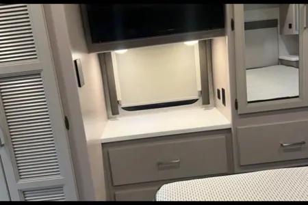 34*NEW*Thor Windsport 8-SLEEPER-WiFi-KING BED-2 SlideOut Huge Rooms-WOW!!