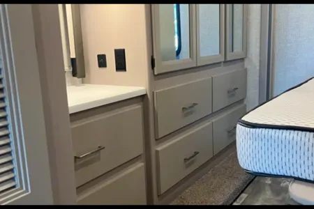 34*NEW*Thor Windsport 8-SLEEPER-WiFi-KING BED-2 SlideOut Huge Rooms-WOW!!