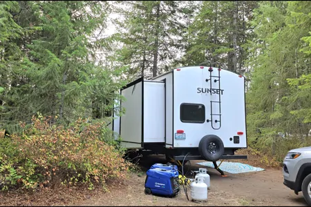 Expedition- 38 ft 2 Bedroom 1.5 bath Luxury 4 season Loaded Travel Trailer