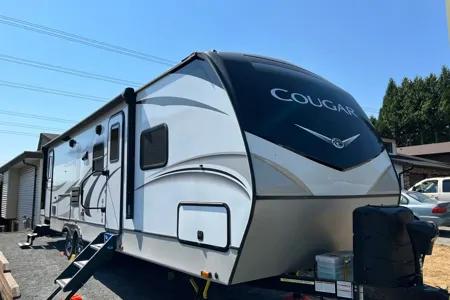White Family Luxury Trailer for 8