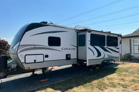 White Family Luxury Trailer for 8