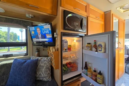 Leisure Travel Vans Free Spirit - Mercedes Sprinter - 23mpg