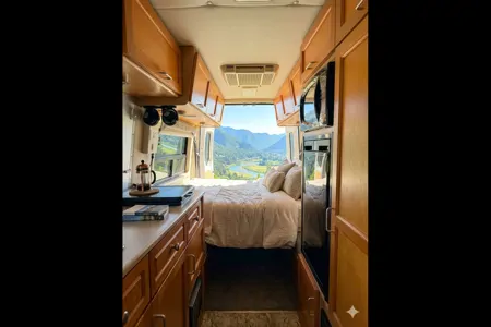 Leisure Travel Vans Free Spirit - Mercedes Sprinter - 23mpg