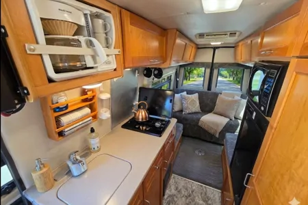 Leisure Travel Vans Free Spirit - Mercedes Sprinter - 23mpg