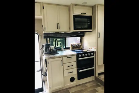 Ultimate Glamping-Thor Motor Coach Chateau 24F Class C